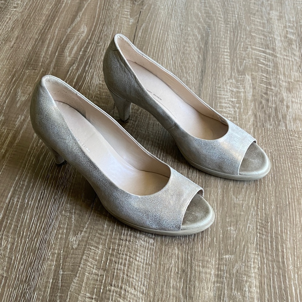 Ecco Elegant Silver Peep-Toe Heels Size 9